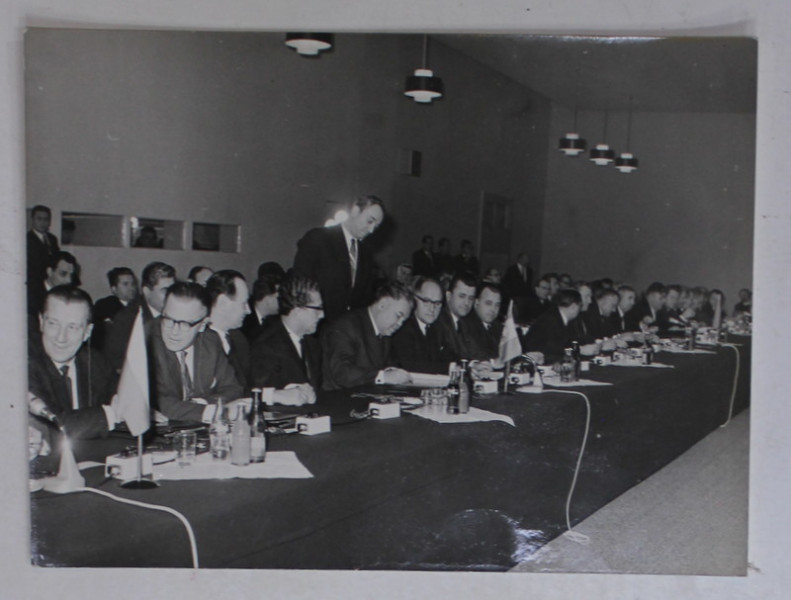 FOSTUL MINISTRU GOGU RADULESCU LA O CONFERINTA INTERNATIONALA , SEMNAND DOCUMENTE , FOTOGRAFIE DE PRESA  ANII ' 70