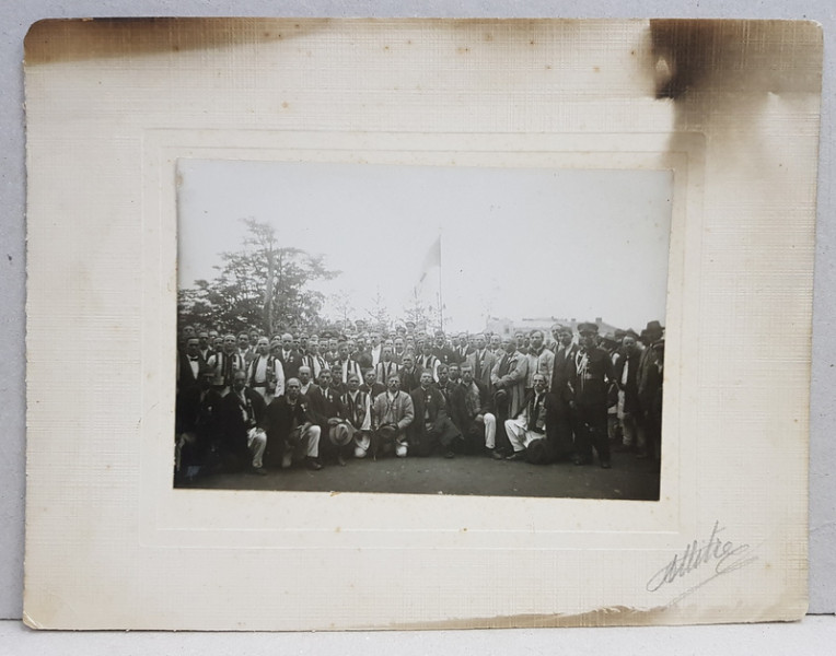 FOTO - MITRE - STOROJINET , GRUP DE VOLUNTARI CIVILI POZATI CU OCAZIA PRIMIRII MEDALIEI '  FERDINAND I ' , DATATA  1932