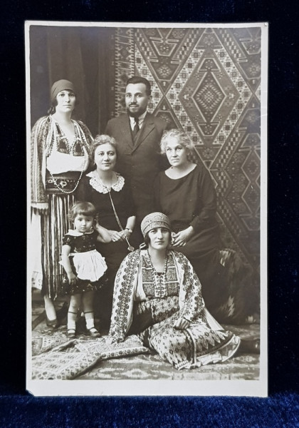 FOTO MUNTEANU CIMPULUNG , FAMILIE IN STUDIO , FOTOGRAFIE TIP CARTE POSTALA , INTERBELICA