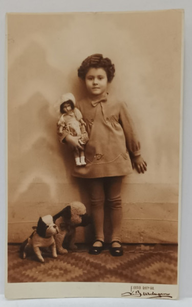 FOTO ROYAL V. BUZDUGAN , FETITA CU JUCARII , FOTOGRAFIE TIP CARTE POSTALA , INTERBERLICA