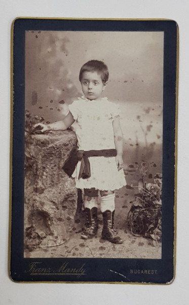 FOTOGRAF FRANZ MANDY ,  BAIETEL LANGA STANCI   , PORTRET IN STUDIO  , FOTOGRAFIE TIP C.D.V.