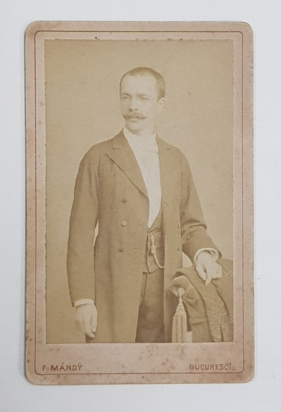 FOTOGRAF FRANZ MANDY , BARBAT CU REDINGOTA ,  POZAND IN STUDIO , FOTOGRAFIE TIP C.D.V. , DATATA 1888