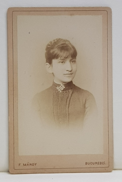 FOTOGRAF FRANZ MANDY , TANARA CU BROSA LA GAT  , POZAND IN STUDIO , FOTOGRAFIE TIP C.D.V. , DATATA 1886