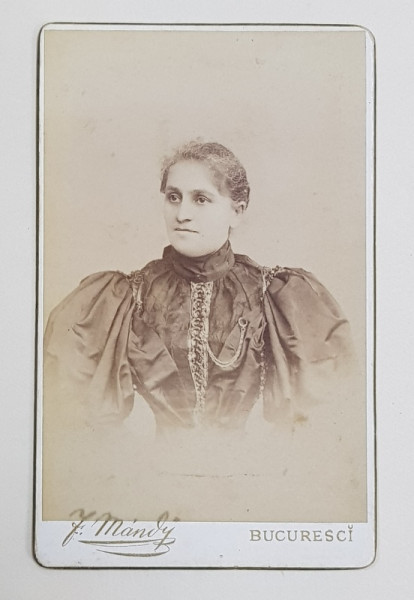 FOTOGRAF FRANZ MANDY ,  TANARA CU ROCHIE NEAGRA , IN STUDIO, FOTOGRAFIE TIP C.D.V.