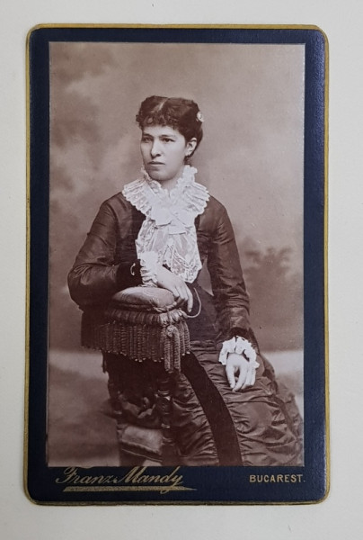 FOTOGRAF FRANZ MANDY , TANARA CU ROCHIE NEAGRA SI GULER DIN DANTELA ,   POZAND IN STUDIO , FOTOGRAFIE TIP C.D.V.