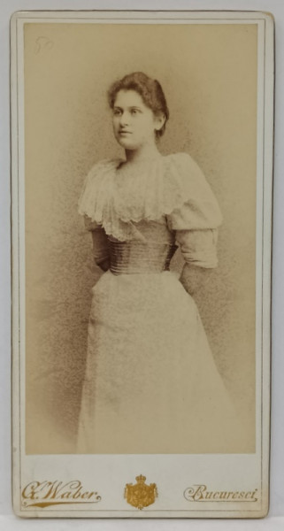 FOTOGRAF GUSTAV A. WABER , BUCURESTI , DOAMNA CU ROCHIE ALBA , FOTOGRAFIE CABINET  , SFARSIT DE SEC. XIX