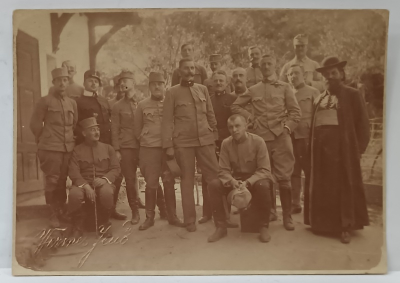 FOTOGRAF HERNES JERNO , GRUP DE SOLDATI DIN ARMATA AUSTRO - UNGARA , ALATURI DE UN PREOT , FOTOGRAFIE , CCA. 1900