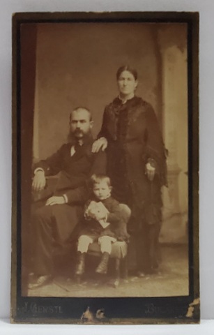 FOTOGRAF J. GERSTL , BUCURESTI , FAMILIE CU COPIL IN STUDIO , FOTOGRAFIE TIP C.D.V. , SFARISTUL SEC. XIX