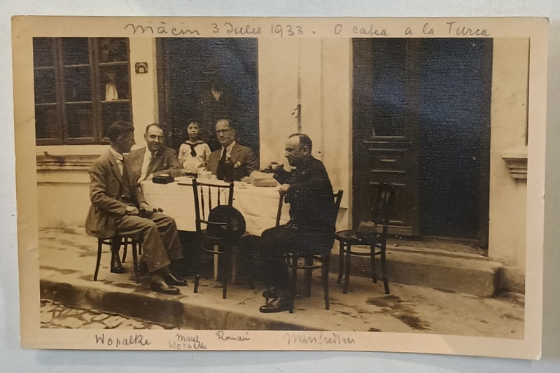 FOTOGRAF KLEIN , BRAILA - MACIN , CAFENEA TURCEASCA , PATRU DOMNI SI UN COPIL  LA MASA IN FATA CAFENELEI ,FOTOGRAFIE FORMAT CARTE POSTALA ,  1933