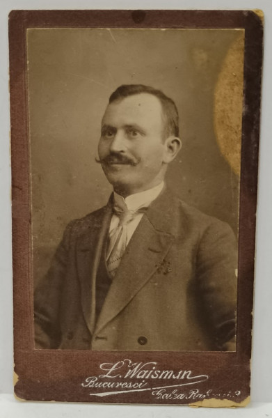 FOTOGRAF L. WAISMAN , BUCURESTI , BARBAT CU COSTUM SI CRAVATA , FOTOGRAFIE C.D.V. , INCEPUT DE SECOL XX