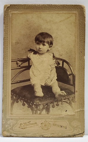 FOTOGRAF L. WAISMAN , BUCURESTI , COPIL PE SCAUN , IN STUDIO , FOTOGRAFIE TIP C.D.V. , SFARSITUL SEC. XIX