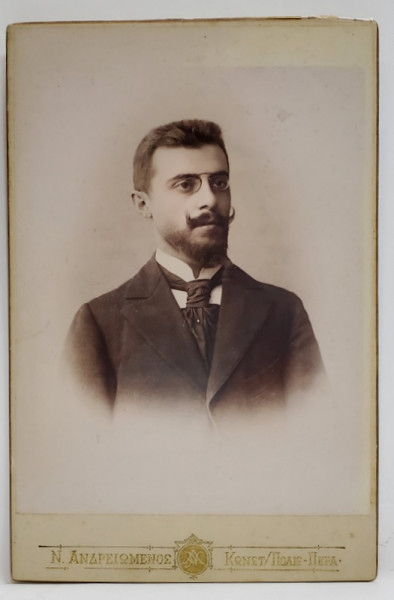 FOTOGRAF N. ANDREIOMENOS , CONSTANTINOPOL , BARBAT CU OCHELARI , FOTOGRAFIE CABINET , CCA. 1900