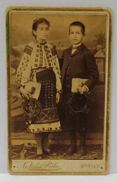 FOTOGRAF NATALIA  BELA , BRAILA , DOI ELEVI CU PREMIILE SI CORONITA , IN STUDIO , FOTOGRAFIE C.D.V. , SFARSIT DE SECOL XIX
