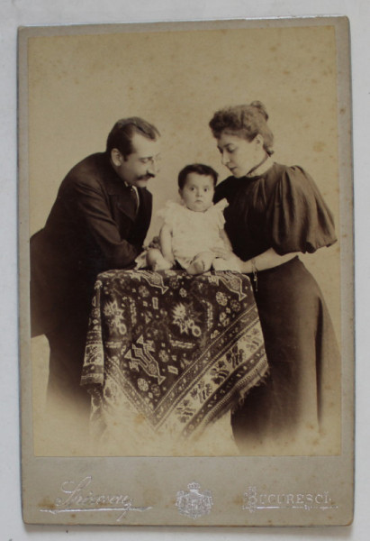 FOTOGRAF SPIRESCU , BUCURESTI , FAMILIE CU COPIL IN STUDIO , FOTOGRAFIE CABINET , CCA. 1900