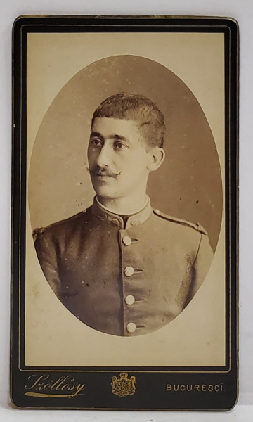 FOTOGRAF SZOLLOSY , BUCURESTI , MILITAR IN UNIFORMA , FARA CHIPIU , IN MEDALION , FOTOGRAFIE C.D.V. , SFARSITUL SEC. XIX