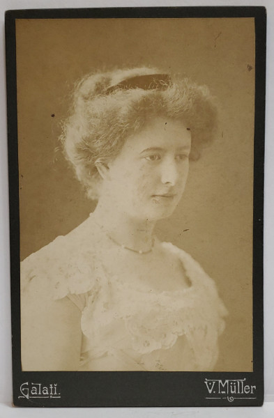 FOTOGRAF V. MULLER , GALATI , DOAMNA CU ROCHIE ALBA , FOTOGRAFIE CABINET , CCA. 1900