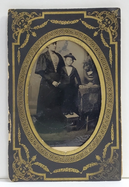 FOTOGRAF WEISS, MAMA CU FIUL IN STUDIO, FOTOGRAFIE PE SUPORT METALIC, 1896