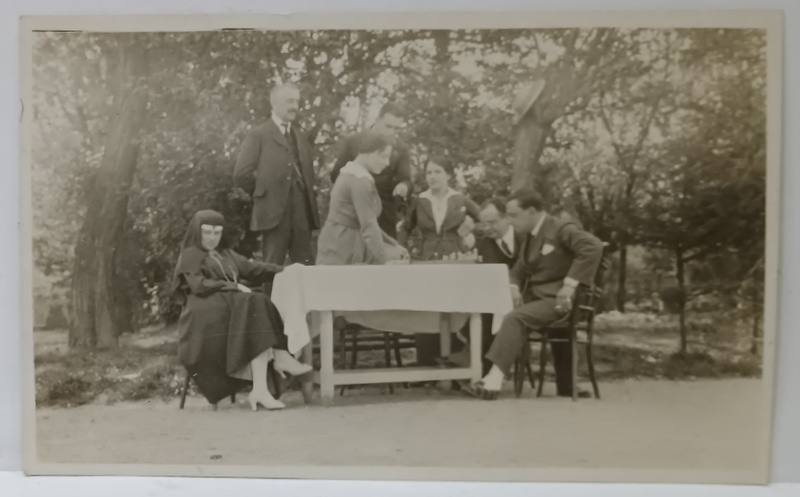FOTOGRAFIE DE GRUP ,  CIVILI LA MASA , JUCAND SAH, IN CURTEA SPITALULUI COLTEA , FOTOGRAFIE FORMAT CARTE POSTALA, PERIOADA  PRIMULUI RAZBOI MONDIAL