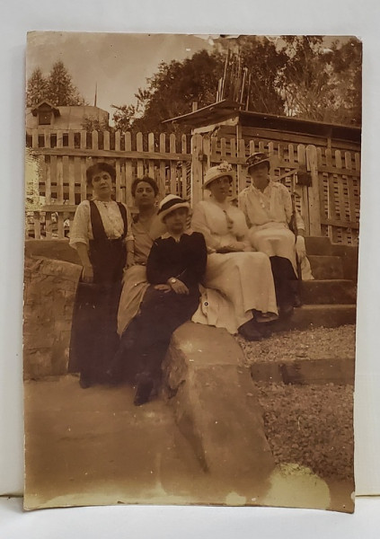 FOTOGRAFIE DE GRUP , DOAMNE IN TINUTA DE EPOCA , EXTERIOR , SINAIA , DATATA 1915