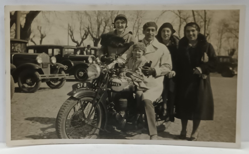 FOTOGRAFIE DE GRUP , DOMN CU FETITA PE MOTOCICLETA CU NR. 57 - B  SI TREI DOAMNE , 1931