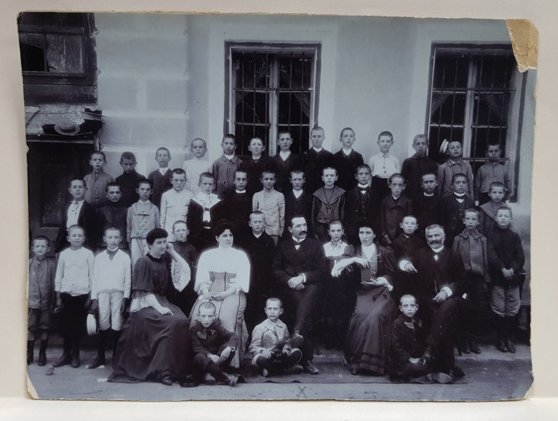 FOTOGRAFIE DE GRUP ELEVI SI CADRE DIDACTICE LA SCOALA . PACURARI - IASI , MONOCROMA, DATATA 1897 , LIPSA UN COLT DREAPTA SUS *