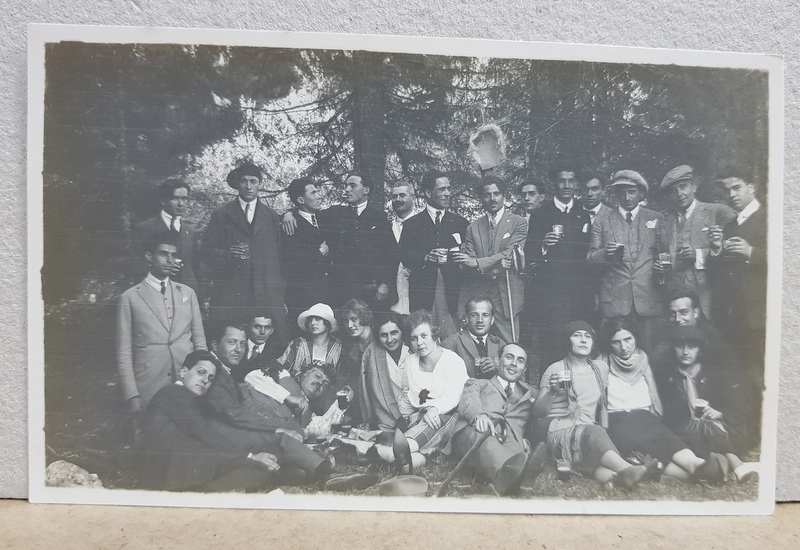 FOTOGRAFIE DE GRUP, EXCURSIONISTI IN PADURE , FOTOGRAFIE TIP CARTE POSTALA , MONOCROMA, NECIRCULATA , PERIIOADA INTERBELICA