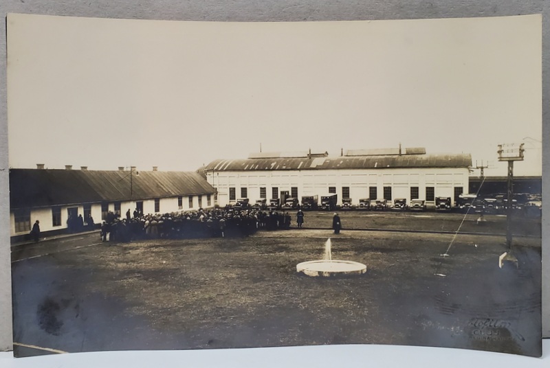 FOTOGRAFIE DE GRUP IN CURTEA UNEI FABRICI CU AUTOMOBILE DE EPOCA PARCATE , INTERBELICA