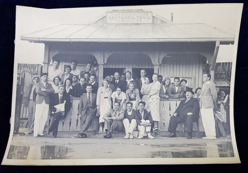 FOTOGRAFIE DE GRUP IN FATA INTRARII ASOCIATIEI GENERALE SPORTIVE C.F.R. , SECTIUNEA TENIS , FOTOGRAFIE MONOCROMA, PE HARTIE  CRETATA , DIMENSIUNE 17 . 2 / 12.4 CM. , PE VERSO PREZINTA EXFOLIERI *