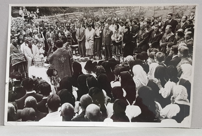 FOTOGRAFIE DE GRUP LA CEREMONIE RELIGIOASA  LA ALBAC  , STROPIRE CU AGHIAZMA , FOTOGRAFIE MONOCROMA, PERIOADA INTERBELICA , PREZINTA O CRAPATURA IN PARTEA PE MARGINEA DIN STANGA *