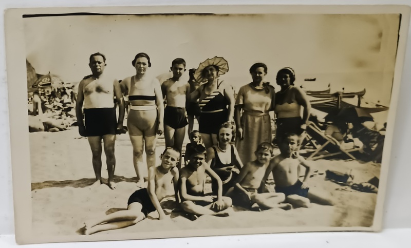 FOTOGRAFIE DE GRUP LA MALUL MARII , FORMAT CARTE POSTALA , IULIE , 1935