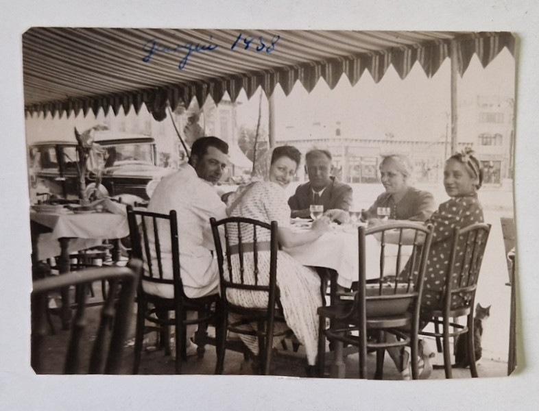 FOTOGRAFIE DE GRUP LA MASA PE TERASA UNUI RESTAURANT , GIURGIU , 1938