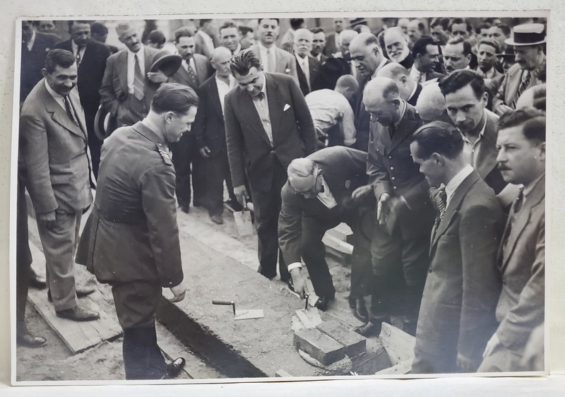 FOTOGRAFIE DE GRUP LA PUNEREA PIETREI DE TEMELIE A UNEI CLADIRI , FOTOGRAFIE , ANII '30