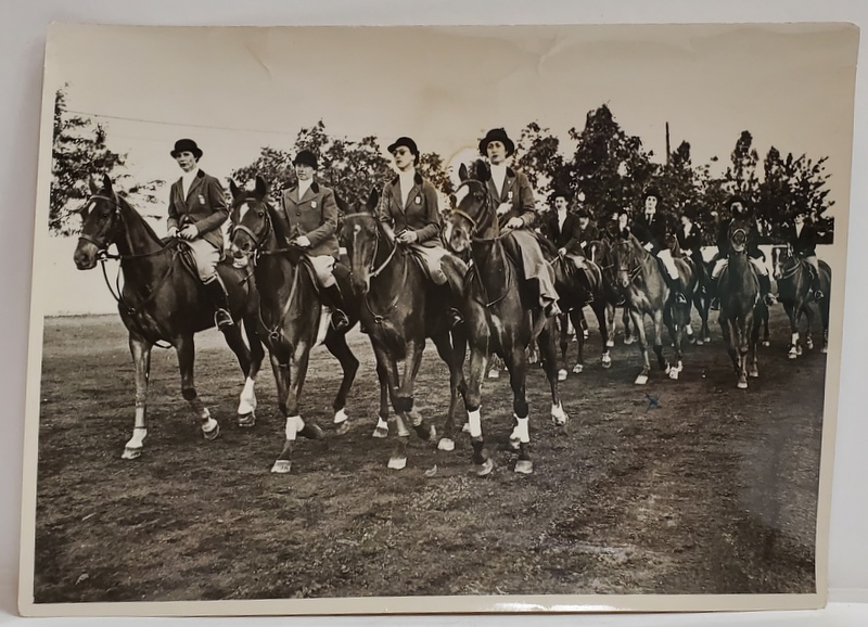 FOTOGRAFIE DE LA DEFILAREA PARTICIPANTILOR LA CONCURSUL HIPIC INTERNATIONAL DIN 17 IUNIE 1938