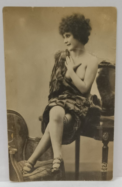 FOTOGRAFIE EROTICA , TANARA PE FOTOLIU , IN STUDIO ,  FORMAT CARTE POSTALA , INCEPUT DE SECOL XX