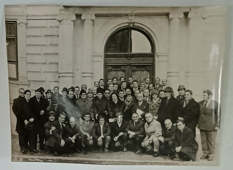 FOTOGRAFIE LA REVEDEREA UNEI PROMOTII DE ABSOLVENTI, ACADEMIA DE STUDII ECONOMICE  (?)  , FOTOGRAFIE , DATATA 1973