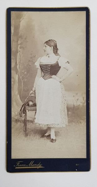 FRANZ MANDY , TANARA IN STUDIO , FOTOGRAFIE TIP CABINET , SFARSITUL SECOLULUI XIX