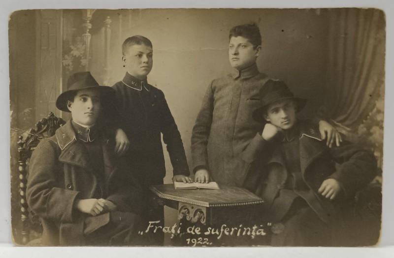 ' FRATI DE SUFERINTA ' , PATRU TINERI IN UNIFORMA DE ELEVI , FOTOGRAFIE FORMAT CARTE POSTALA , IASI , 1922