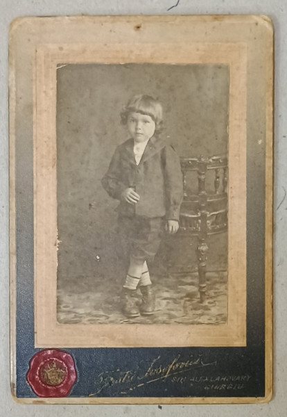 FRATII JOSEFOVICI , GIURGIU , STUDIO FOTO  : PORTRET DE COPIL , FOTOGRAFIE CU STEMA  REGALA  INSERATA , CCA. 1900