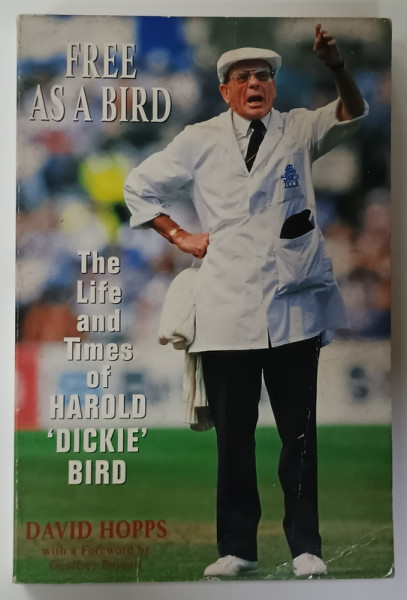 FREE AS A BIRD , THE LIFE AND TIMES OF HAROLD ' DICKIE ' BIRD by DAVID HOPPS , 1997 , PREZINTA  URME DE UZURA