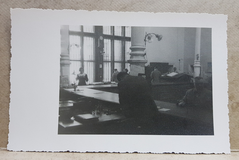 FUNCTIONARI INTR- O SALA CU BIROURI , FOTOGRAFIE TIP CARTE POSTALA , MONOCROMA, NECIRCULATA , PERIOADA INTERBELICA