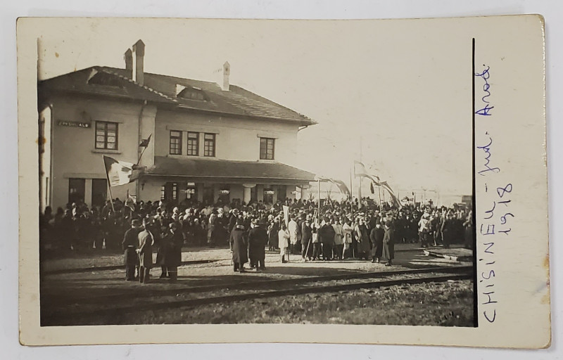 GARA CHISINEU - CRIS , ARAD , PARTICIPANTI LA MAREA ADUNARE NATIONALA DE LA  1918  A  MARII UNIRI  , IN ASTEPTAREA  TRENULUI , FOTOGRAFIE , FORMAT CARTE POSTALA , 1918