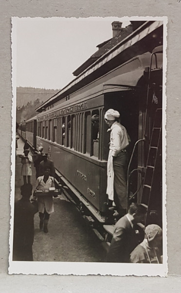 GARA SINAIA , TREN STATIONAND SI VANZATORI AMBULANTI  PE PERON , FOTOGRAFIE TIP CARTE POSTALA , STUDIO KLEIN , BRAILA , MONOCROMA, NECIRCULATA , DATATA IULIE 1933