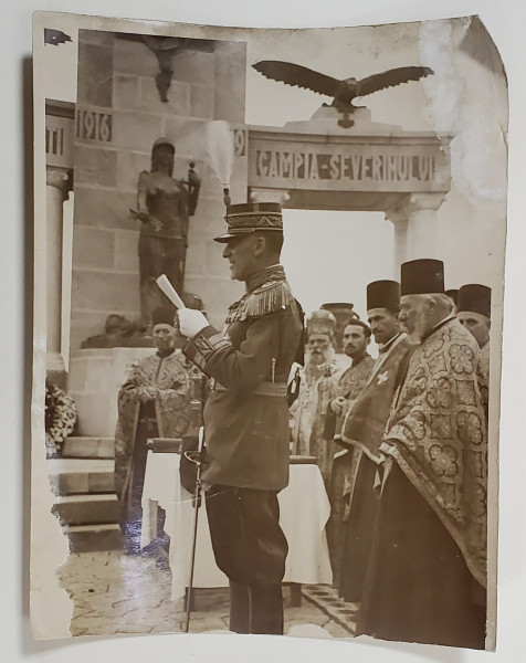 GENERALUL JUJESCU VORBIND LANGA UN MONUMENT DEDICAT CELOR CAZUTI IN PRIMUL RAZBOI MONDIAL , FOTOGRAFIE , PERIOADA INTERBELICA