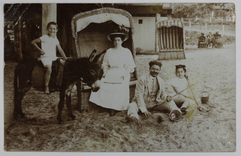 GERMANIA , FAMILIE LA UN LOC DE ODIHNA , FOTOGRAFIE TIP CARTE POSTALA , INCEPUTUL SEC. XX