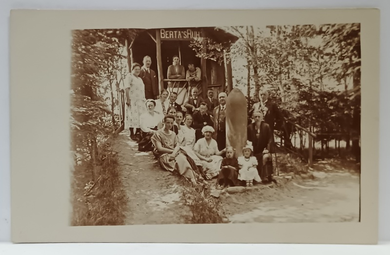 GERMANIA , FOTOGRAFIE DE GRUP LANGA UN CHIOSC CU INSCRIPTIA ' BERTA 'S RUH' , LANGA UN PROIECTIL DE TUN DE MARE DIMENSIUNE , PERIOADA INTERBELICA