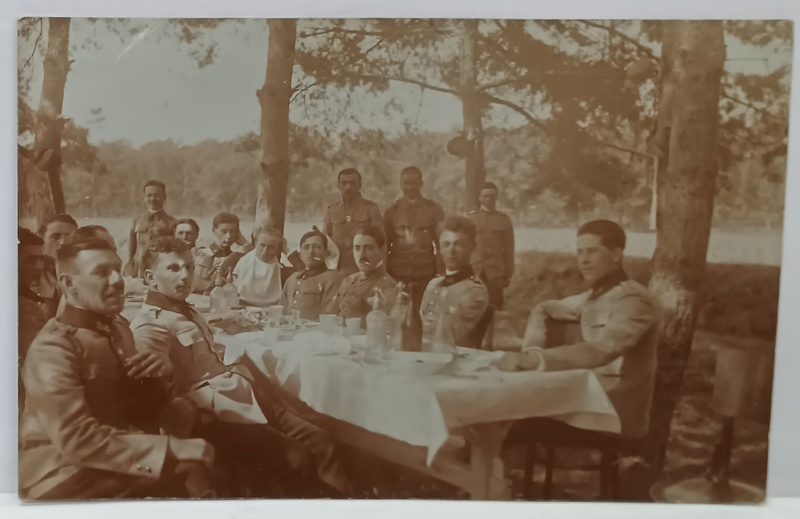 GRADATI SI SOLDATI LA MASA , LANGA POLIGONUL DE TRAGERE , IN  ZIUA SFANTULUI GHEORGHE , FOTOGRAFIE FORMAT CARTE POSTALA , 1923