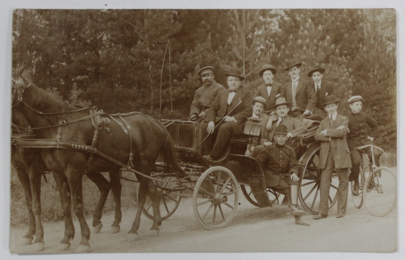 GRUP DE BARBATI IN TRASURA CU VIZITIU , TRASA DE DOI CAI , CARTE POSTALA , 1913