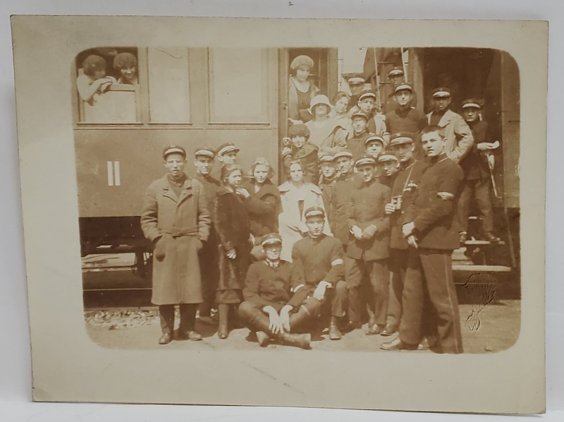 GRUP DE ELEVI , FOTOGRAFIE DE GRUP LANGA VAGON DE TREN , FOTOGRAFIE , CCA. 1900