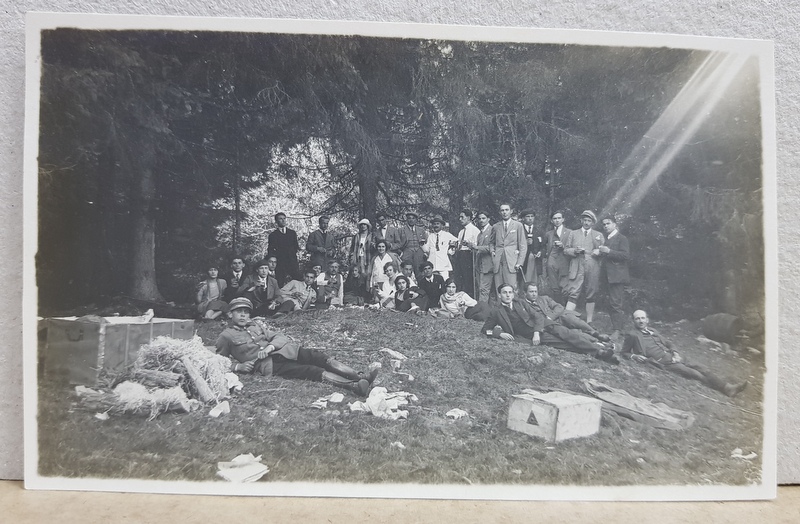 GRUP DE  EXCURSIONISTI IN PADURE , FOTOGRAFIE TIP CARTE POSTALA , MONOCROMA, NECIRCULATA , PERIOADA INTERBELICA