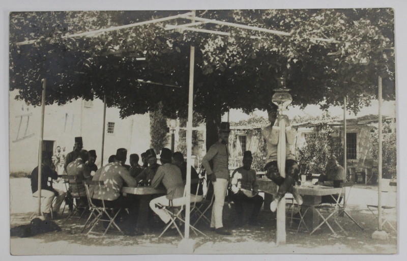 GRUP DE MILITARI IN UNIFORMA AUSTRO - UNGARA , IN GRADINA UNUI RESTAURANT , CARTE POSTALA , 1909